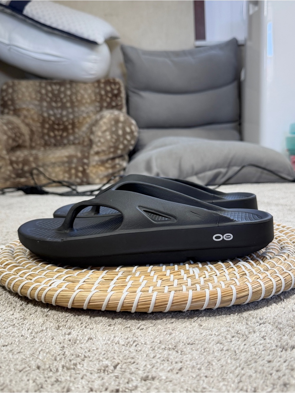 OOFOS Women’s OOriginal Recovery Lightweight Thong Flip Flop Sandals in Black 10 - Picture 5 of 13